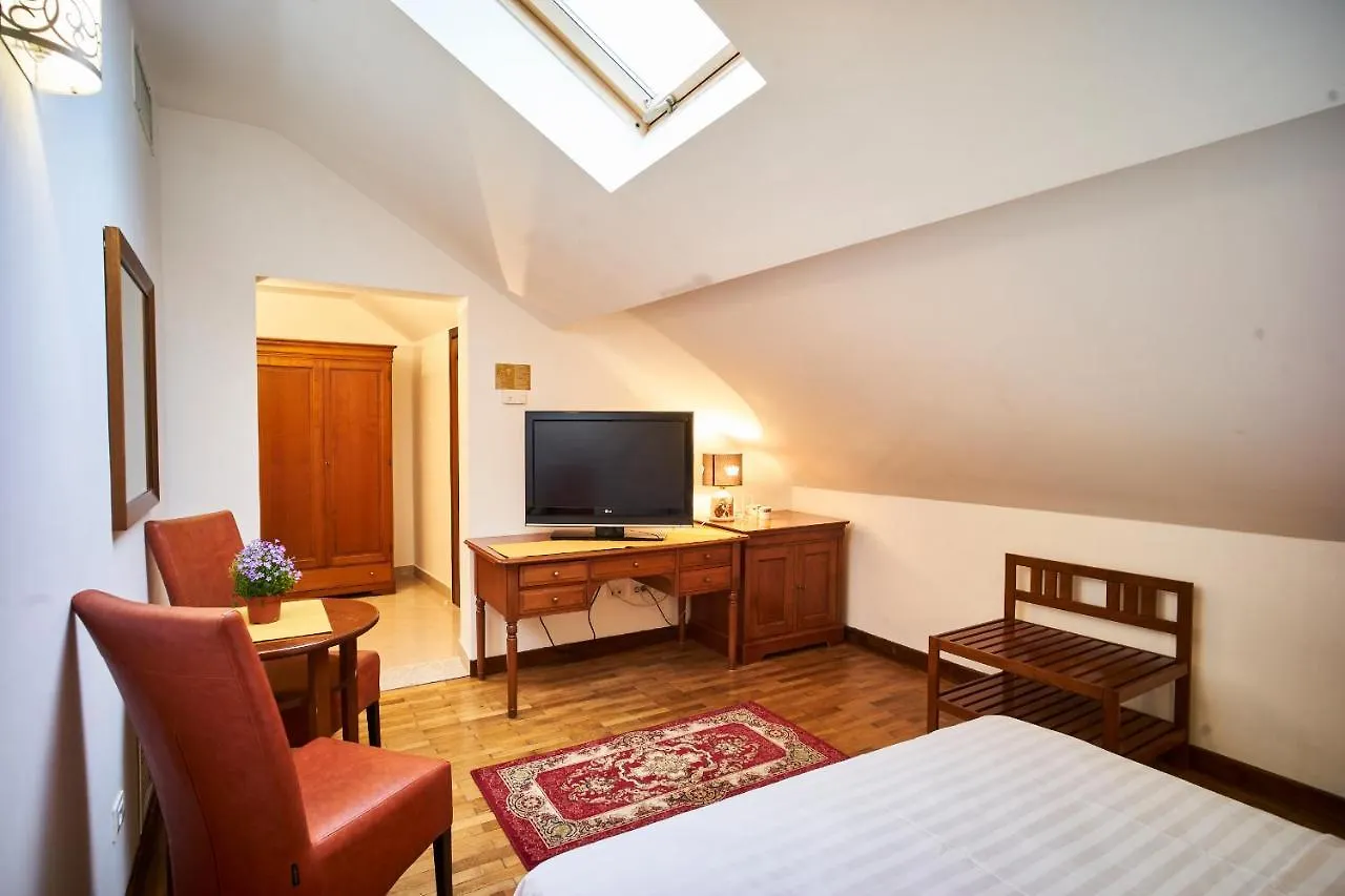 Cozy Attic Room VI Bucharest